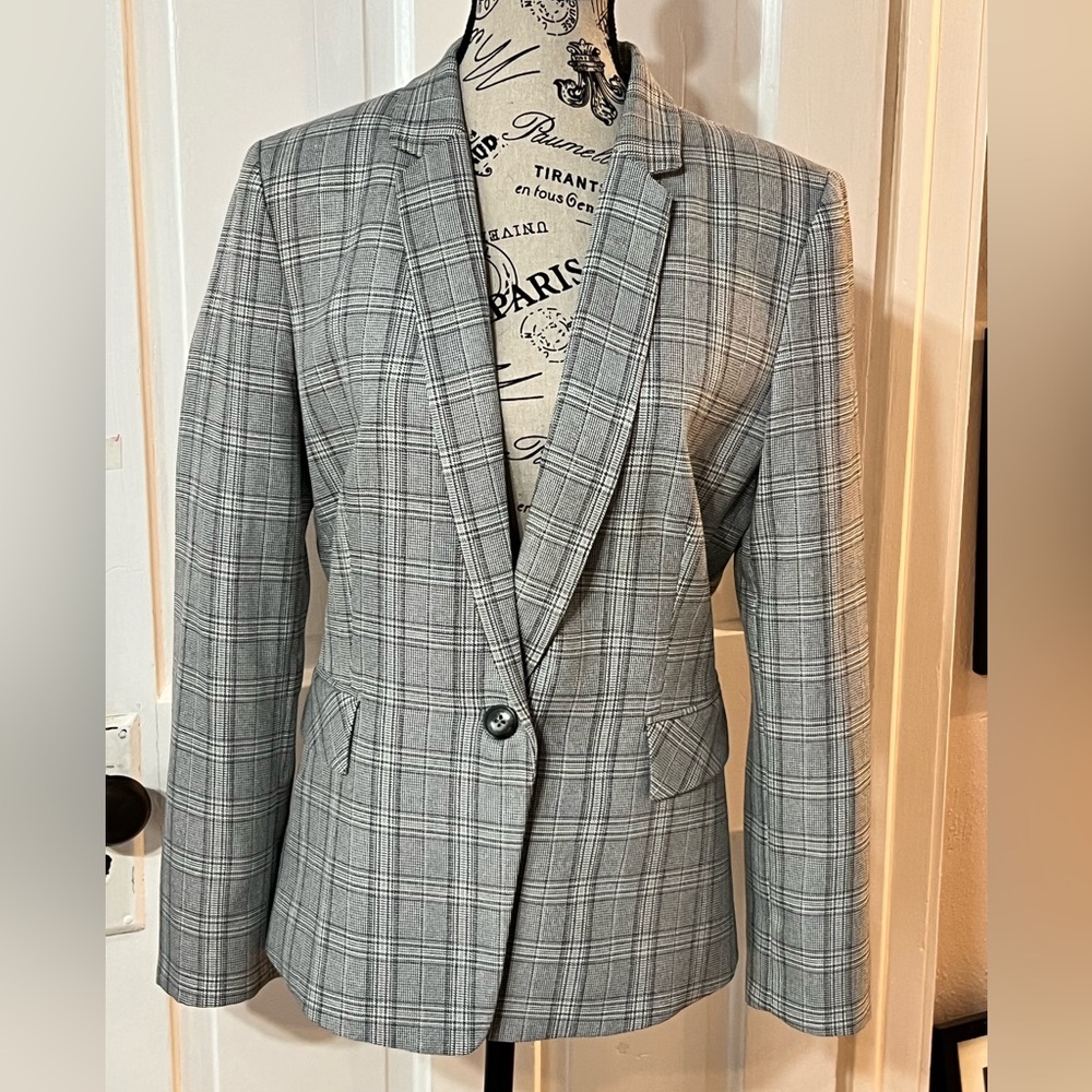 Tahari grey plaid blazer. Women's size 8